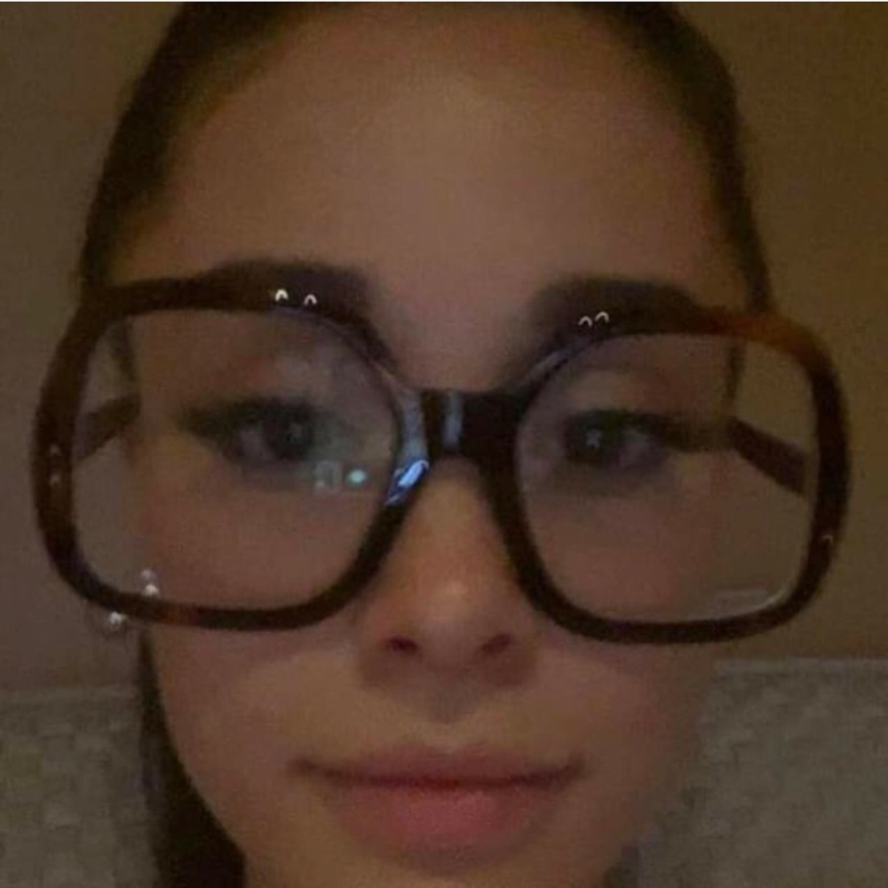 Meet your Posher, Yaquelin